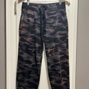 Athleta Triumph Jogger, Black / Brown / Gray Camo Lux SIZE S